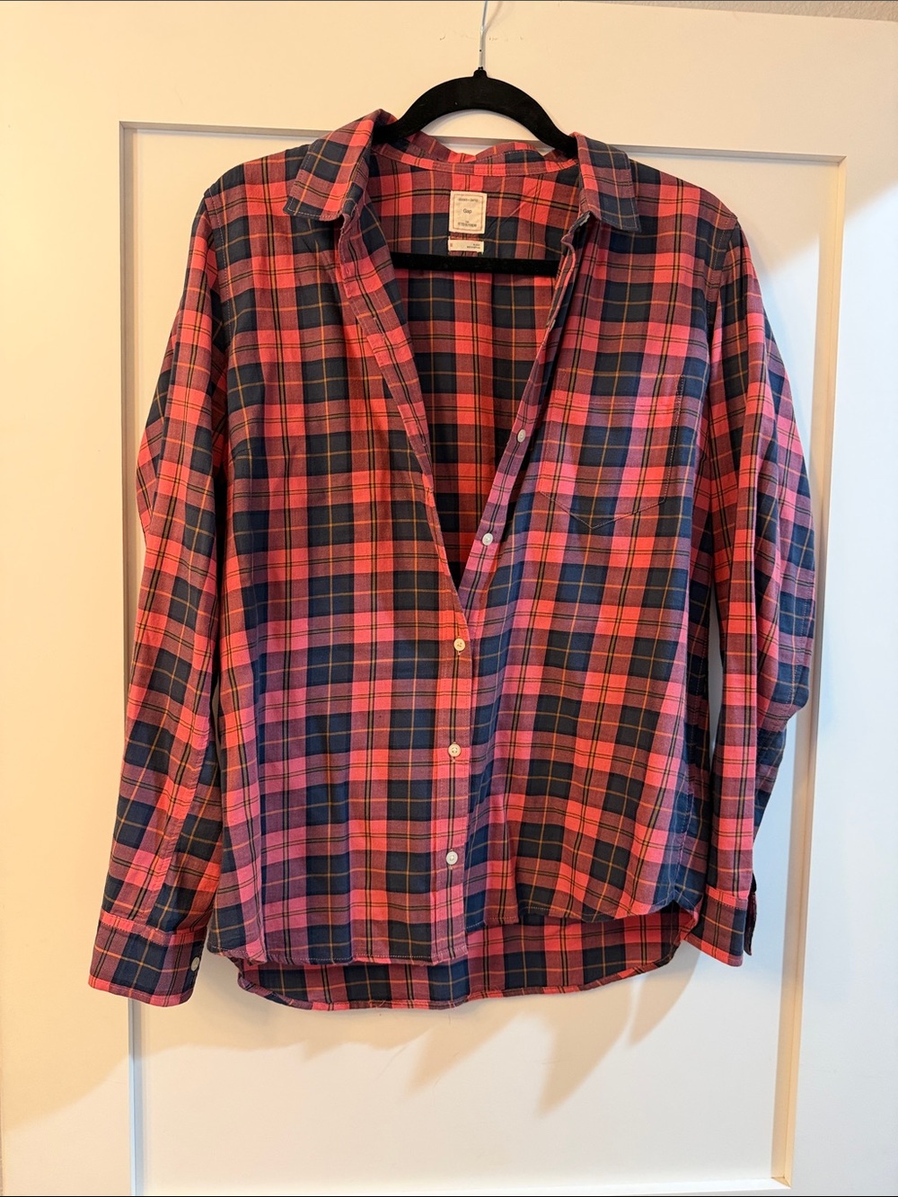 Gap the fitted boyfriend Plaid Button-Up Shirt - Red & Navy